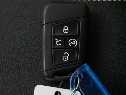 Used 2025 Volkswagen Taos SE image 33