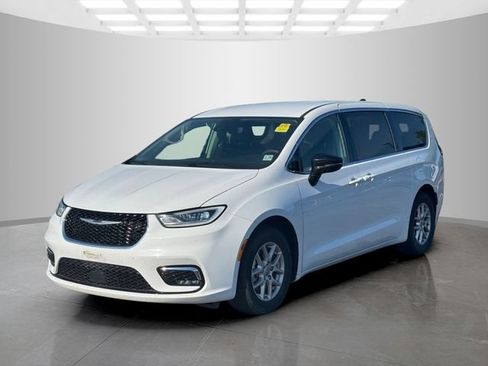 Certified 2024 Chrysler Pacifica Touring-L FWD image 3