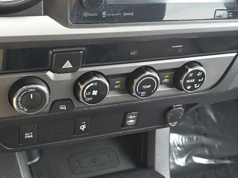 Used 2017 Toyota Tacoma TRD Off-Road w/ Tow Package (A/T) AWD/4WD image 17