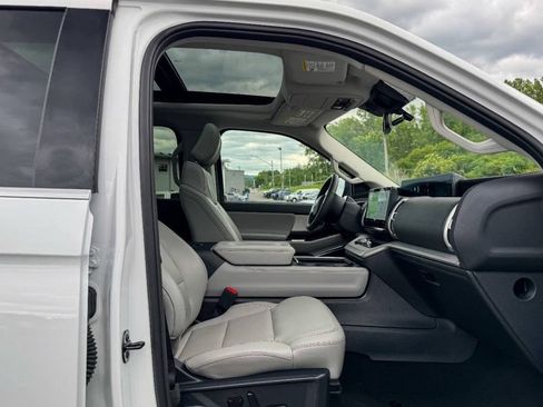 Used 2025 Ford Expedition Active AWD/4WD image 13