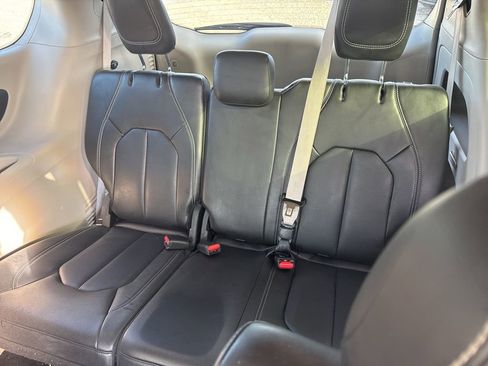 Used 2023 Chrysler Pacifica Touring-L image 8