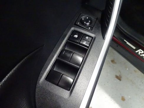 Used 2019 Toyota RAV4 LE image 8