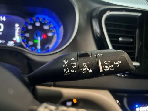 Used 2024 Chrysler Pacifica Touring-L FWD image 18