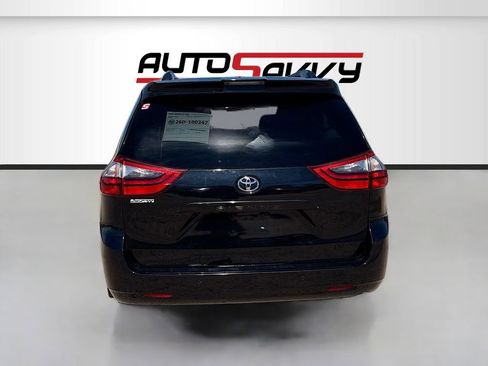 Used 2020 Toyota Sienna XLE w/ XLE Navigation Package image 6