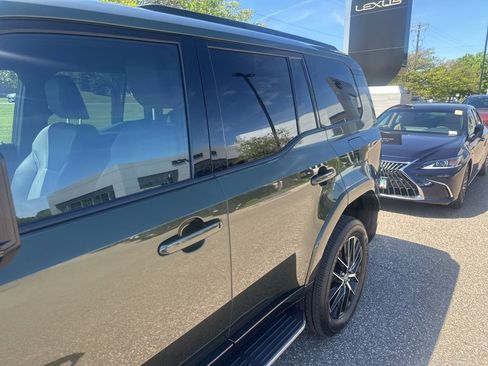 Used 2024 Lexus GX 550 w/ Accessory Package (2T) AWD/4WD image 12
