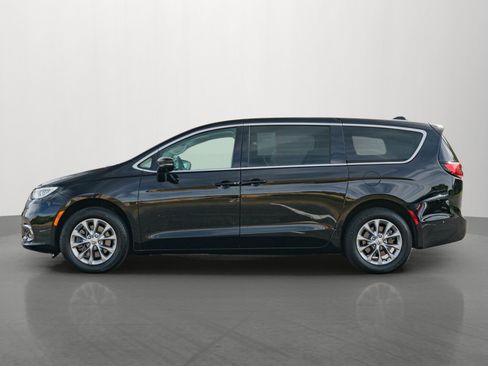 Used 2024 Chrysler Pacifica Touring-L AWD/4WD image 4