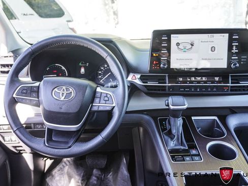 Used 2024 Toyota Sienna XLE image 2