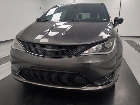 Used 2020 Chrysler Pacifica Touring w/ S Appearance Package FWD image 15
