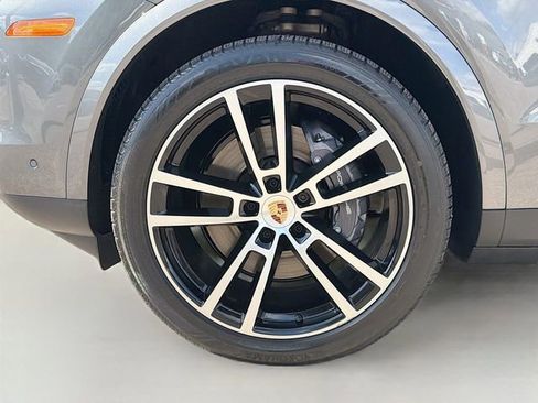 Used 2025 Porsche Cayenne Coupe AWD/4WD image 43