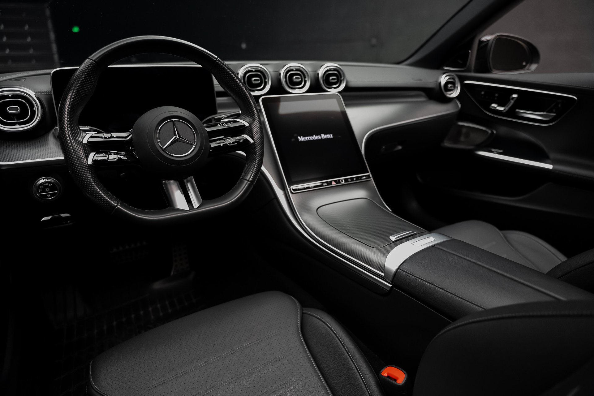 Used 2024 Mercedes-Benz C 300 4MATIC Sedan image 2