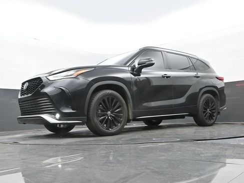 Used 2023 Toyota Highlander XSE FWD image 12