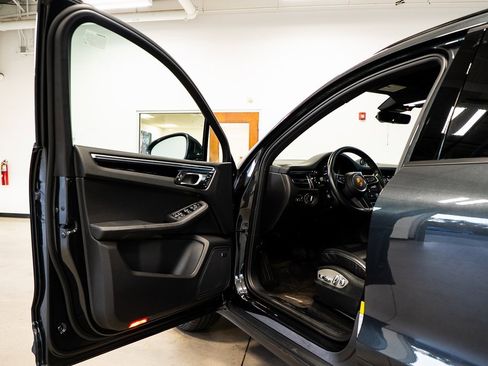 Used 2024 Porsche Macan image 22