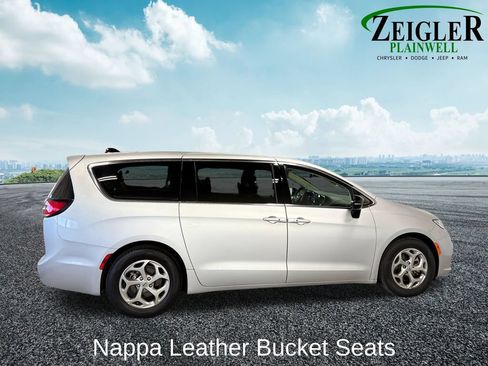Used 2024 Chrysler Pacifica Limited FWD image 11