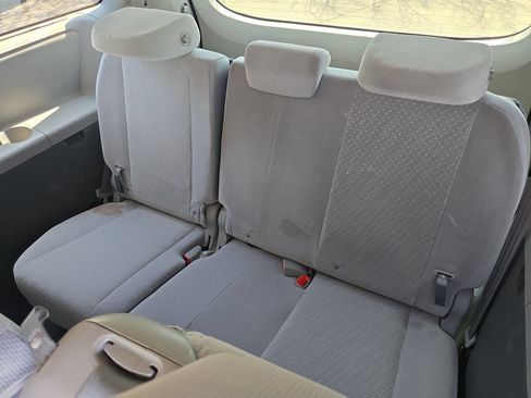 Used 2020 Toyota Sienna LE w/ Carpet Mat Package FWD image 20