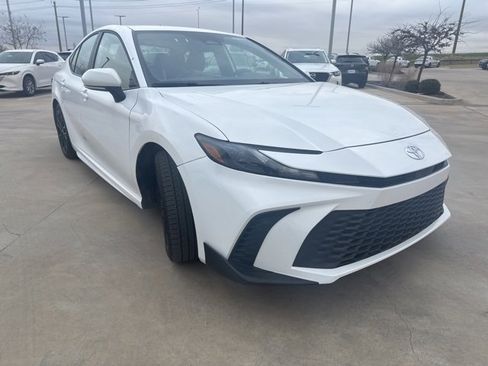 Used 2025 Toyota Camry SE image 3