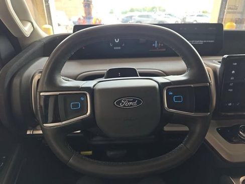 Used 2025 Ford Expedition Active AWD/4WD image 12