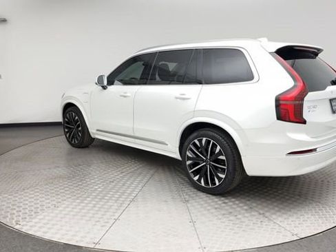 Certified 2025 Volvo XC90 T8 Ultra w/ Lounge Package image 4