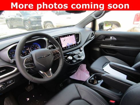 Used 2026 Chrysler Pacifica Select FWD image 12