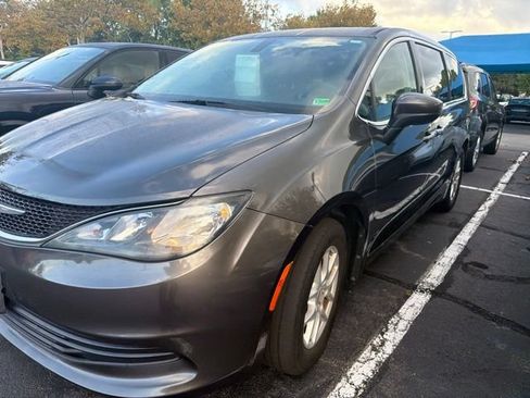 Used 2017 Chrysler Pacifica Touring FWD image 6