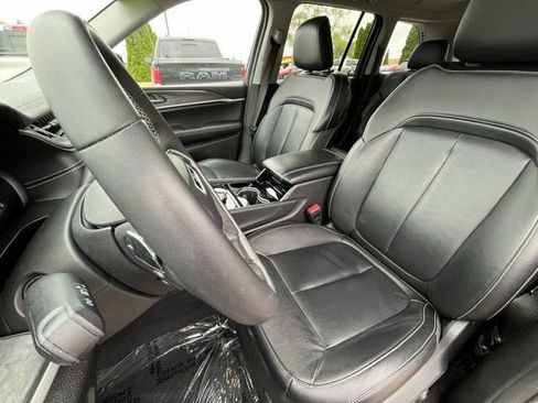 Used 2023 Jeep Grand Cherokee Limited w/ Black Appearance Package AWD/4WD image 19