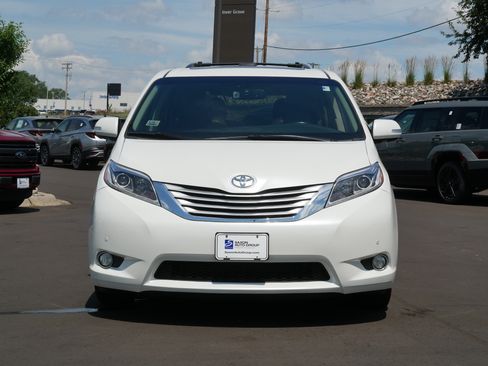 Used 2017 Toyota Sienna Limited Premium AWD/4WD image 3