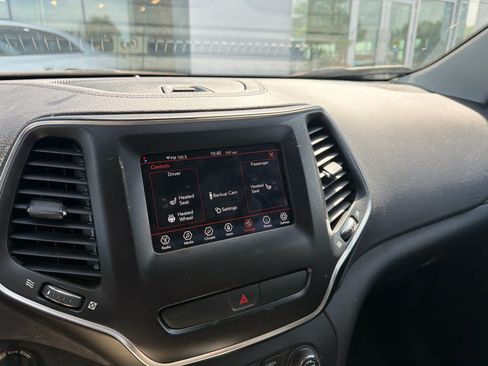 Used 2020 Jeep Cherokee Latitude w/ Cold Weather Group FWD image 11