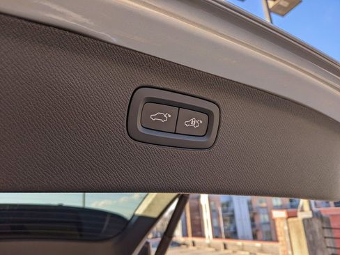 Certified 2025 Volvo XC90 B6 Plus image 29