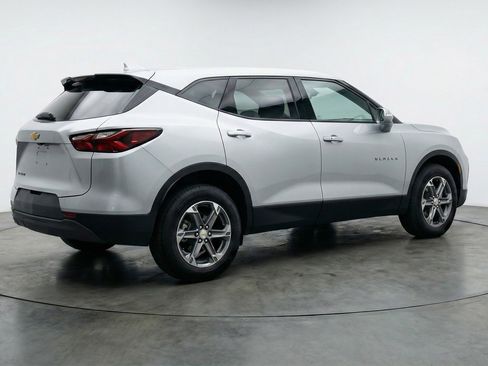Used 2025 Chevrolet Blazer LT FWD image 9