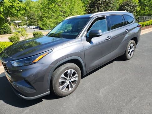 Used 2022 Toyota Highlander XLE image 4