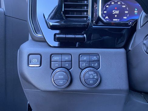 Used 2024 Chevrolet Silverado 1500 ZR2 image 18