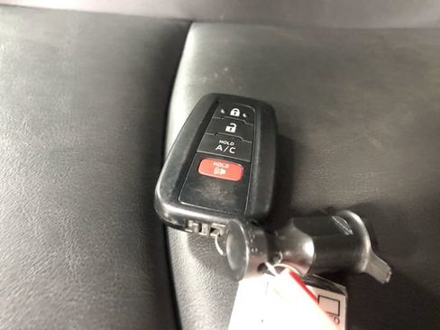 Used 2022 Toyota Prius Prime XLE FWD image 30