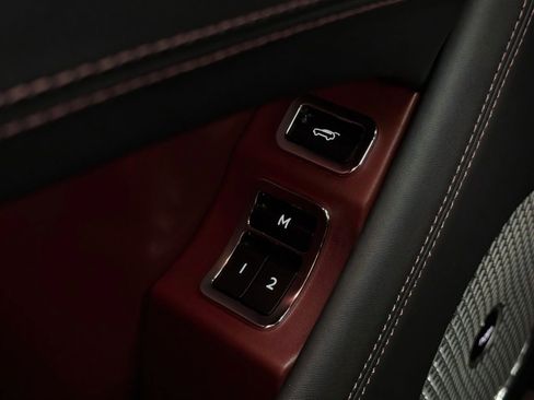 Used 2025 Bentley Bentayga AWD/4WD image 16