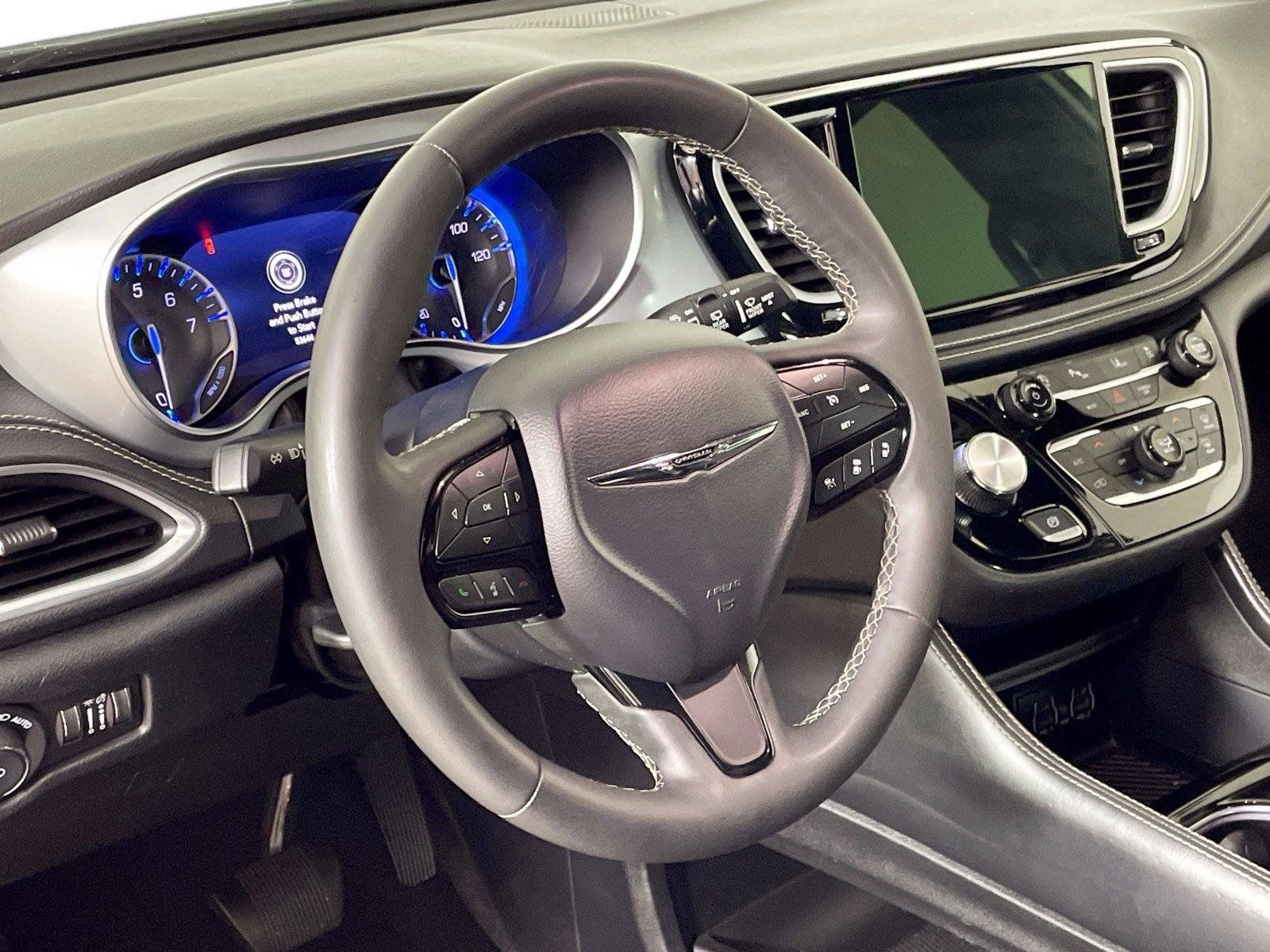 Used 2025 Chrysler Pacifica Limited FWD image 19