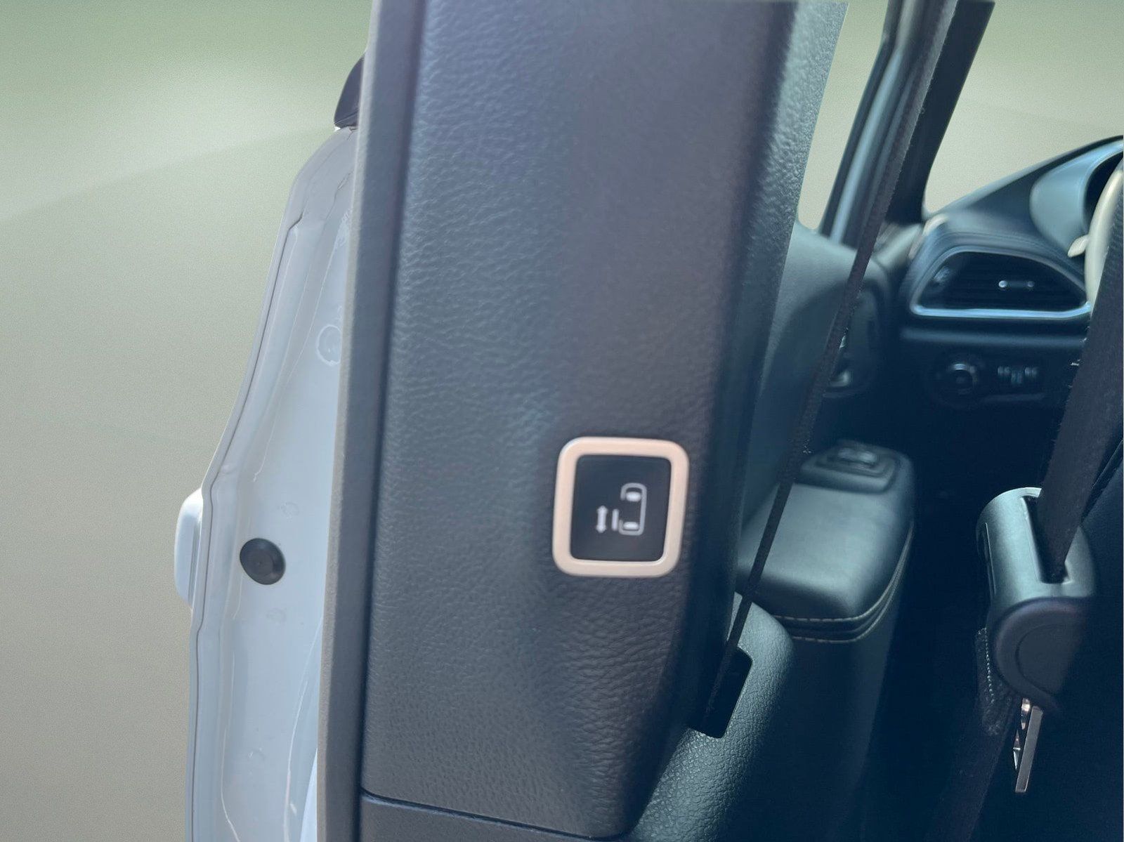 Used 2024 Chrysler Pacifica Limited w/ Uconnect Theater Family Group FWD image 32