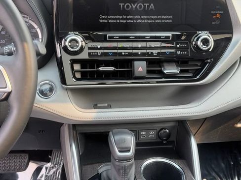 Used 2022 Toyota Highlander Platinum AWD/4WD image 16