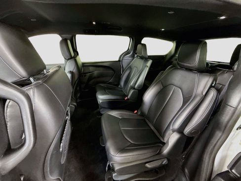 Used 2025 Chrysler Pacifica Select FWD image 16