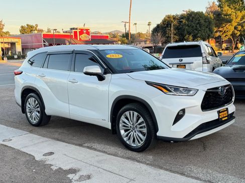 Used 2023 Toyota Highlander Platinum image 2