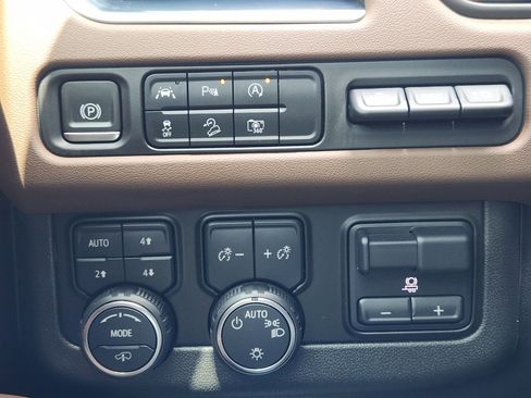 Used 2024 Chevrolet Suburban High Country AWD/4WD image 23