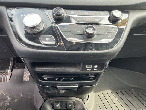 Used 2020 Chrysler Pacifica Touring-L image 18
