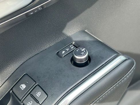 Used 2025 Toyota Highlander Platinum AWD/4WD image 29