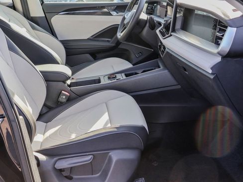 New 2025 Volkswagen Tiguan SE image 40