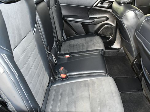 Used 2025 Mitsubishi Outlander SE image 39