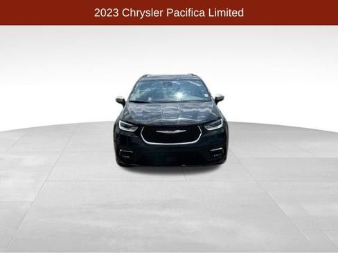 Used 2023 Chrysler Pacifica Limited FWD image 2