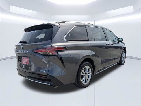 Used 2025 Toyota Sienna Limited FWD image 4