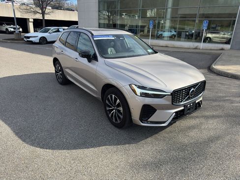 Used 2025 Volvo XC60 B5 Plus image 1