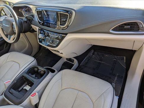 Used 2017 Chrysler Pacifica Platinum image 22