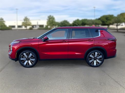 New 2025 Mitsubishi Outlander SE image 4