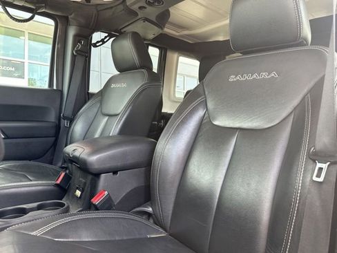 Used 2016 Jeep Wrangler Unlimited Sahara w/ Connectivity Group AWD/4WD image 10
