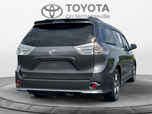 Used 2018 Toyota Sienna SE Premium w/ Carpet Mat Package image 6