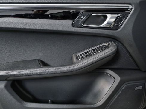 Used 2022 Porsche Macan AWD/4WD image 6